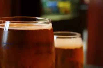 Dwa kufle złocistego piwa z pianką. Idealne na upalny dzień, choć do ich zrobienia potrzeba więcej niż tylko chęci.