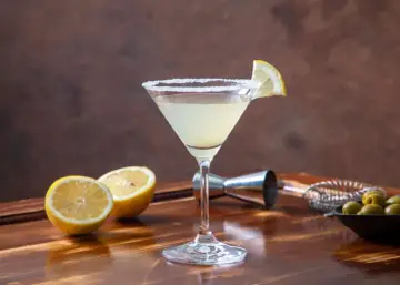 Martini bianco z czym pić? Z cytryną i oliwkami, idealny na letnie wieczory.