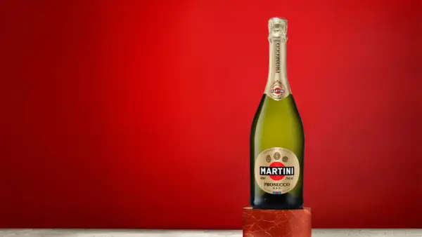 Butelka Martini Prosecco na tle czerwieni. Idealne na toast lub do drinków.