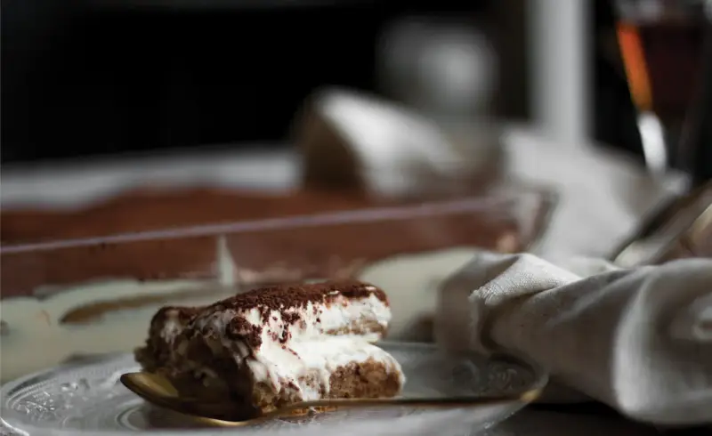 Pyszne tiramisu z kawą i kakao. Zastanawiasz się, jaki alkohol do tiramisu? Spróbuj amaretto lub rumu!