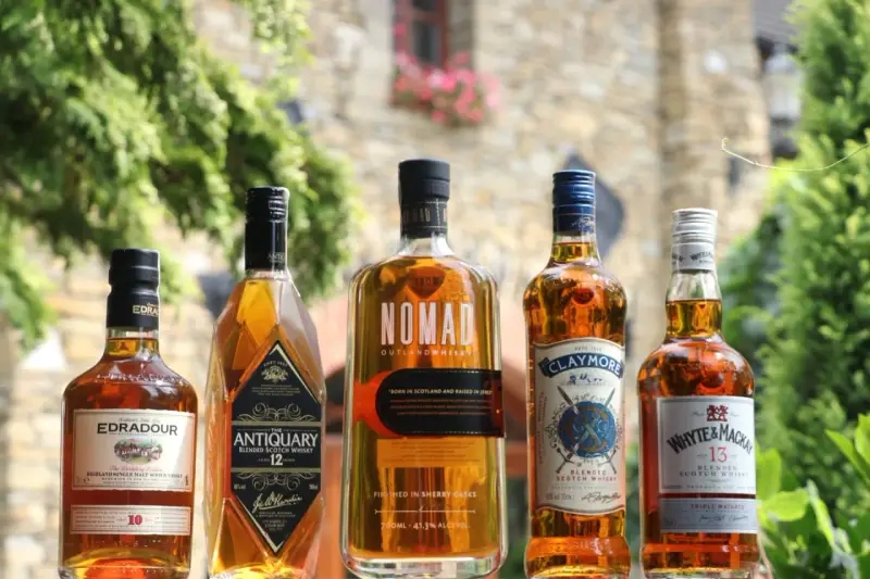 Pięć butelek whisky: Edradour, Antiquary, Nomad, Claymore i Whyte & Mackay. Idealny wybór, by ustalić, ile whisky na wesele potrzebujesz.