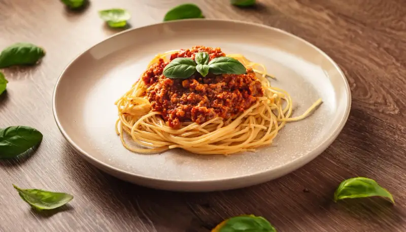 Pyszne spaghetti bolognese z bazylią. Idealne pytanie: jakie wino do bolognese?